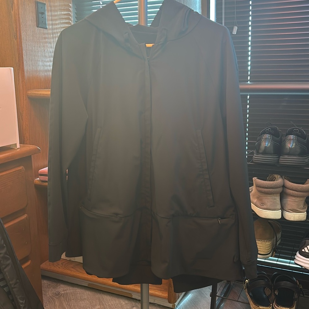 Like New!! Lululemon Hooded Drape Jacket in Black - Women’s Size 6 in Black
